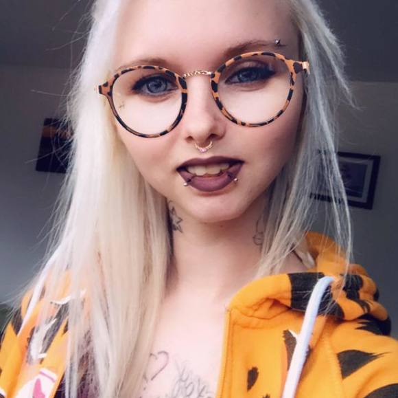 Meet your Posher, Roxy - Picture 1 of 1